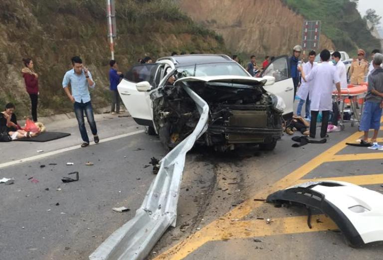 Nguy&ecirc;n nh&acirc;n vụ tai nạn giao th&ocirc;ng được cho l&agrave; do xe &ocirc; t&ocirc; 4 chỗ chạy qu&aacute; tốc độ