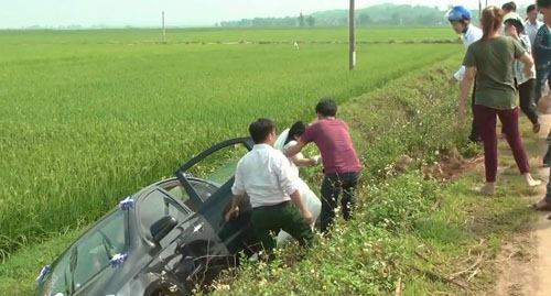 C&ocirc; d&acirc;u được d&igrave;u ra khỏi chiếc xe cưới gặp tai nạn giao th&ocirc;ng