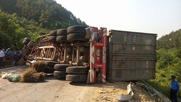 Chiếc xe chở sắn gặp tai nạn giao th&ocirc;ng bị lật chắn ngang đường