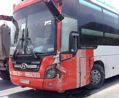 Trong khi chiếc chiếc xe kh&aacute;ch may mắn tho&aacute;t nạn trong vụ tai nạn giao th&ocirc;ng n&agrave;y