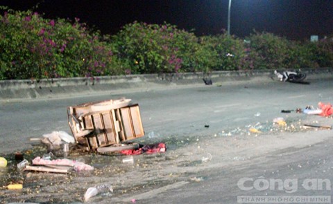 Nhiều đồ đạc văng tung t&oacute;e tr&ecirc;n mặt đường sau vụ tai nạn giao th&ocirc;ng