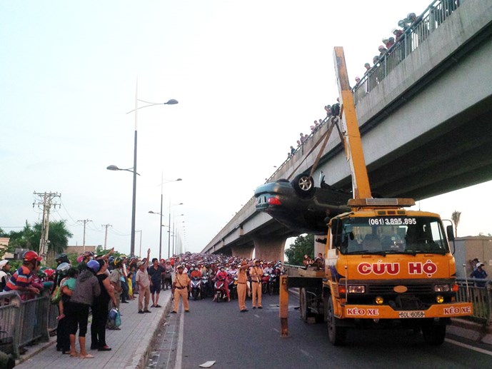 Hiện trường vụ tai nạn giao th&ocirc;ng khiến &ocirc; t&ocirc; lật nh&agrave;o tr&ecirc;n cầu H&oacute;a An mới