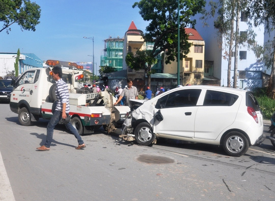 Hiện trường vụ tai nạn giao th&ocirc;ng li&ecirc;n ho&agrave;n tr&ecirc;n đường ra s&acirc;n bay T&acirc;n Sơn Nhất