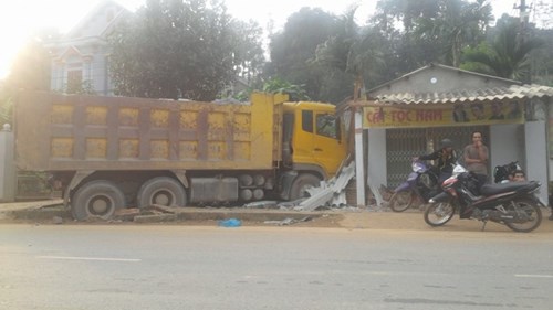 Cơ quan chức năng đang khẩn trương l&agrave;m r&otilde; nguy&ecirc;n nh&acirc;n vụ tai nạn giao th&ocirc;ng chết người