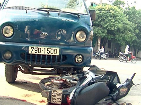 Hiện trường vụ tai nạn giao th&ocirc;ng khiến &ocirc;ng Đ&agrave;o v&agrave; 2 ch&aacute;u nhỏ bị thương