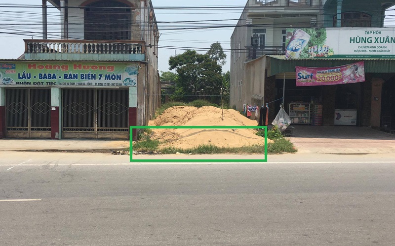 Vị tr&iacute; 5 người đứng s&aacute;t đường, b&agrave;n chuyện chuẩn bị x&acirc;y nh&agrave; ở mảnh đất trống th&igrave; bị tai nạn giao th&ocirc;ng
