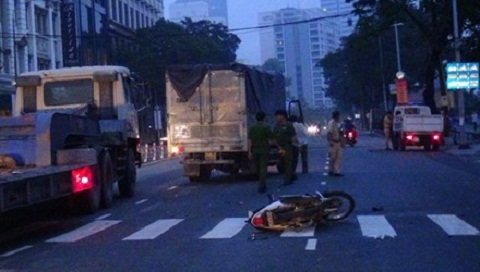 Hiện trường vụ tai nạn giao th&ocirc;ng xe m&aacute;y lao v&agrave;o đầu xe tải