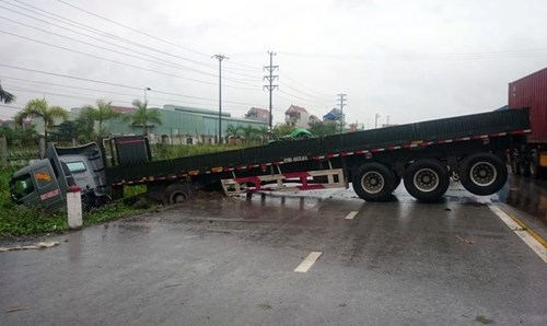 Chiếc xe chắn ngang chiếm hết một l&agrave;n đường khiến hiện trường xảy ra vụ tai nạn giao th&ocirc;ng bị &ugrave;n tắc