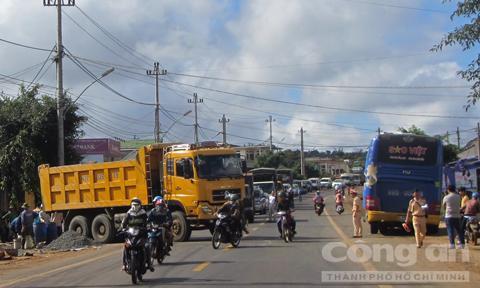 Giao th&ocirc;ng bị &ugrave;n tắc do vụ tai nạn li&ecirc;n ho&agrave;n