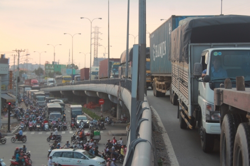 Vụ tai nạn li&ecirc;n ho&agrave;n khiến giao th&ocirc;ng tr&ecirc;n quốc lộ 1A qua khu vực bị &ugrave;n tắc