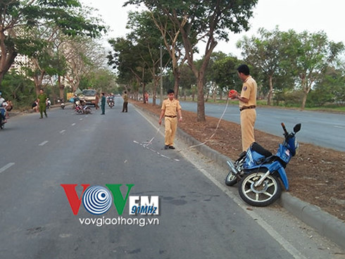 Lực lượng chức năng xử l&yacute; hiện trường vụ tai nạn giao th&ocirc;ng