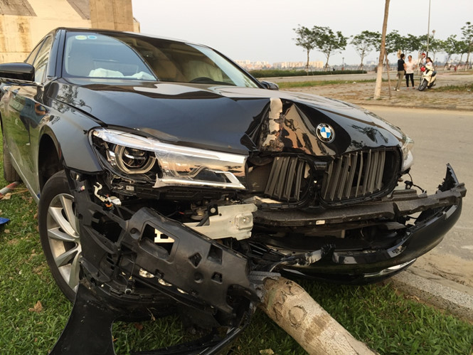 Xe sang BMW 730Li được th&aacute;o biển số ngay sau vụ tai nạn giao th&ocirc;ng