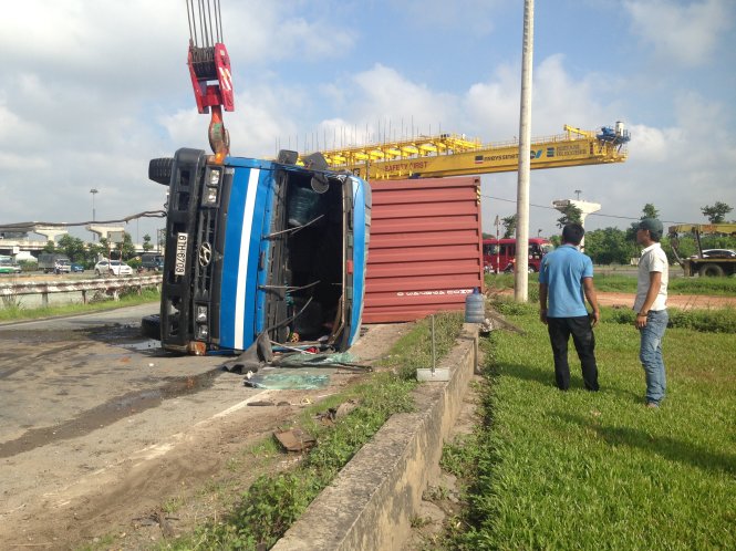 &Ocirc;m cua gấp, chiếc xe container tự g&acirc;y tai nạn giao th&ocirc;ng rồi lật nh&agrave;o giữa đường