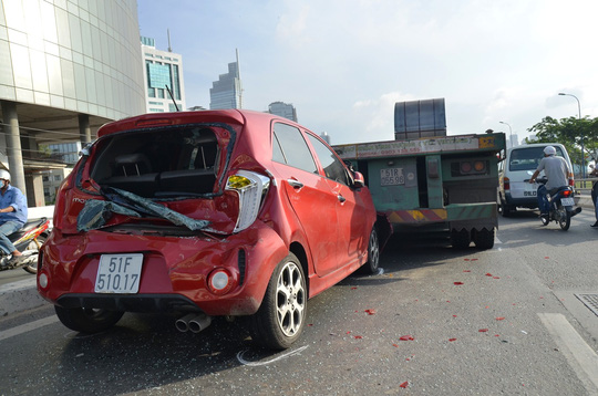 Hiện trường vụ tai nạn giao th&ocirc;ng li&ecirc;n ho&agrave;n tr&ecirc;n cầu Kh&aacute;nh Hội.