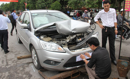 Xe biển xanh đang được che biển số sau vụ tai nạn giao th&ocirc;ng