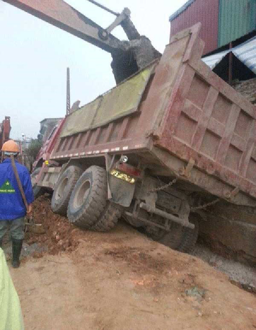 Đây không phải là lần đầu tiên tài xế Thái gây tai nạn giao thông và lao xe vào nhà chị Thúy Đây không phải là lần đầu tiên tài xế Thái gây tai nạn giao thông và lao xe vào nhà chị Thúy