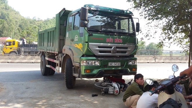 Hiện trường vụ tai nạn giao th&ocirc;ng khiến con g&aacute;i chết thảm, mẹ bị thương