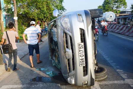 Vụ tai nạn giao th&ocirc;ng khiến chiếc xe Inova 7 chỗ lật nghi&ecirc;ng tr&ecirc;n đường quốc lộ