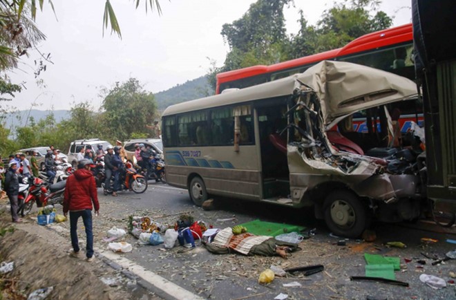 Hiện trường tan hoang của vụ tai nạn giao th&ocirc;ng kinh ho&agrave;ng tr&ecirc;n đ&egrave;o Bảo Lộc