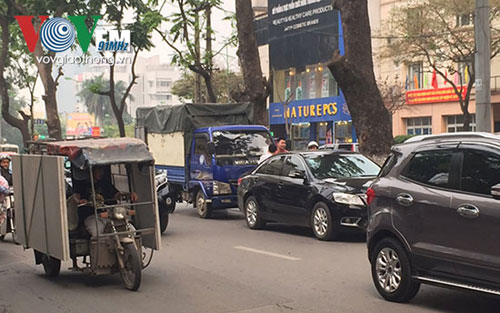 C&aacute;c phương tiện di chuyển kh&oacute; khăn qua hiện trường vụ tai nạn giao th&ocirc;ng