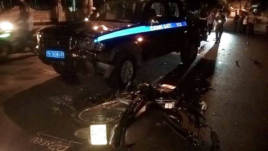 Hiện trường vụ tai nạn giao th&ocirc;ng giữa xe Cảnh s&aacute;t 113 v&agrave; xe m&aacute;y
