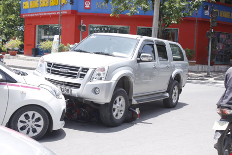 Hiện trường vụ tai nạn giao th&ocirc;ng li&ecirc;n ho&agrave;n tại đường Đ&agrave;o Duy Anh trưa 14/6