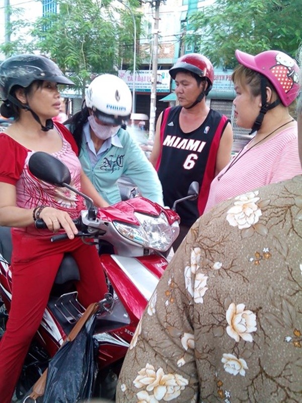 Người phụ nữ bị tai nạn giao thông (áo xanh) cố giành lại chiếc xe Người phụ nữ bị tai nạn giao thông (áo xanh) cố giành lại chiếc xe