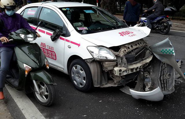 Xe taxi hư hỏng nặng phần đầu sau vụ tai nạn giao th&ocirc;ng