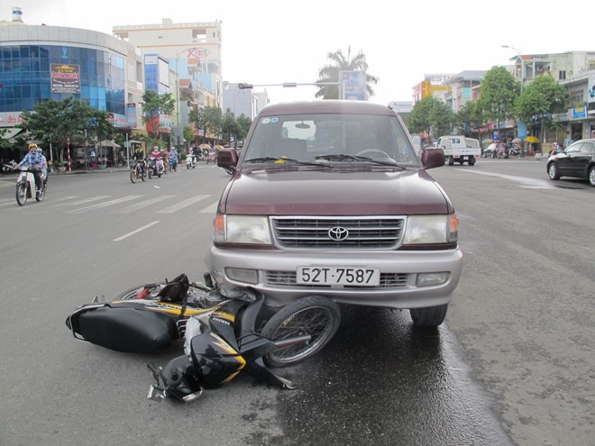 Hiện vụ tai nạn giao th&ocirc;ng đang được lực lượng chức năng điều tra l&agrave;m r&otilde;