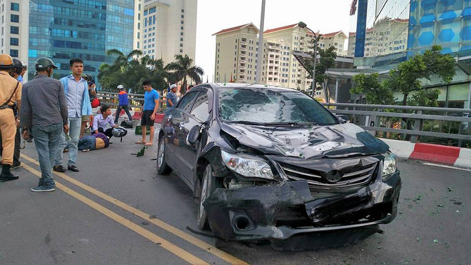 Chiếc xe &ocirc; t&ocirc; nh&atilde;n hiệu Toyota g&acirc;y tai nạn giao th&ocirc;ng li&ecirc;n ho&agrave;n tr&ecirc;n cầu vượt Nguyễn Ch&iacute; Thanh