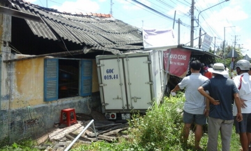 Chiếc xe tải va quẹt tr&uacute;ng một nữ sinh g&acirc;y tai nạn giao th&ocirc;ng chết người trước khi t&ocirc;ng v&agrave;o hai ng&ocirc;i nh&agrave;