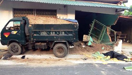 Sau khi g&acirc;y tai nạn giao th&ocirc;ng chết người, chiếc xe tải c&ograve;n h&uacute;c thủng tường nh&agrave; d&acirc;n