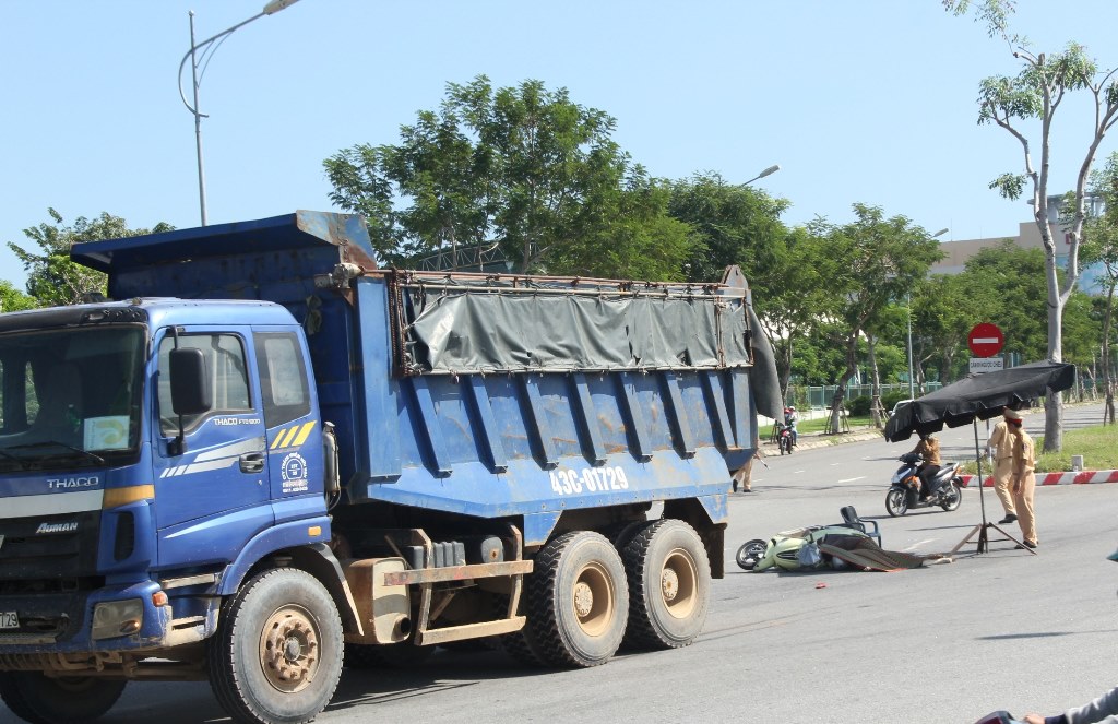 Hiện trường vụ tai nạn giao th&ocirc;ng nghi&ecirc;m trọng khiến người mẹ chết thảm, con g&aacute;i 5 tuổi bị thương nhẹ