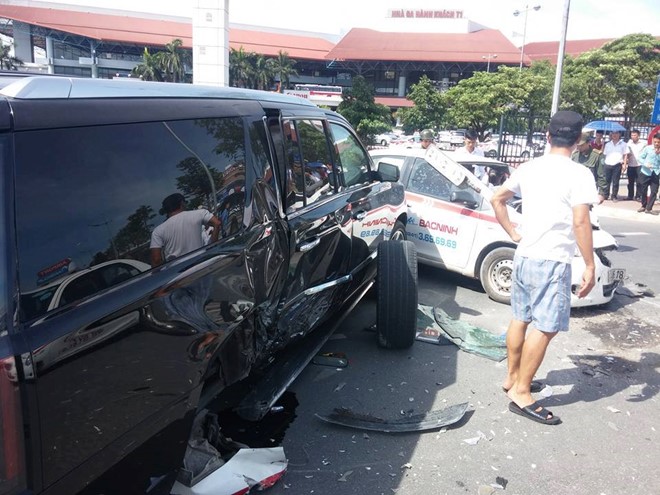 Chiếc Cadillac m&agrave;u đen rụng b&aacute;nh, bung t&uacute;i kh&iacute; sau tai nạn giao th&ocirc;ng