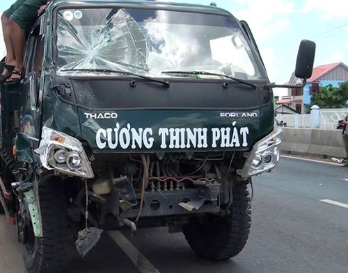 Xe tải bị hỏng nặng phần đầu sau khi  xảy ra tai nạn giao th&ocirc;ng với xe đầu k&eacute;o