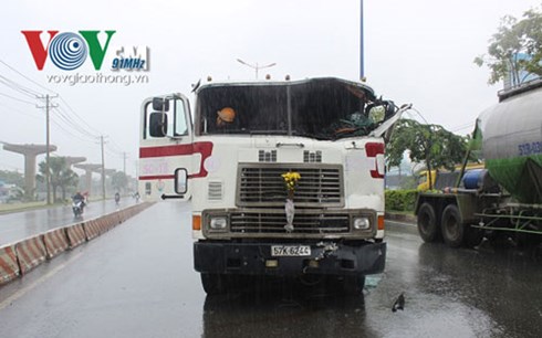 Hiện trường vụ tai nạn giao th&ocirc;ng nghi&ecirc;m trọng giữa xe container v&agrave; xe bồn trộn xi măng