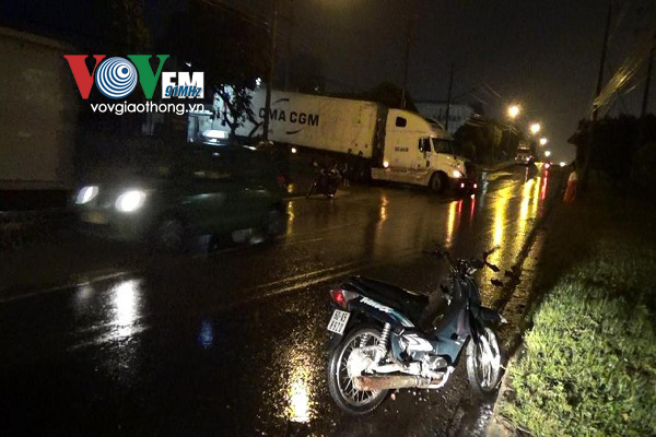 Vụ tai nạn giao th&ocirc;ng bất ngờ khiến chiếc xe m&aacute;y văng xe nhiều m&eacute;t tr&ecirc;n đường