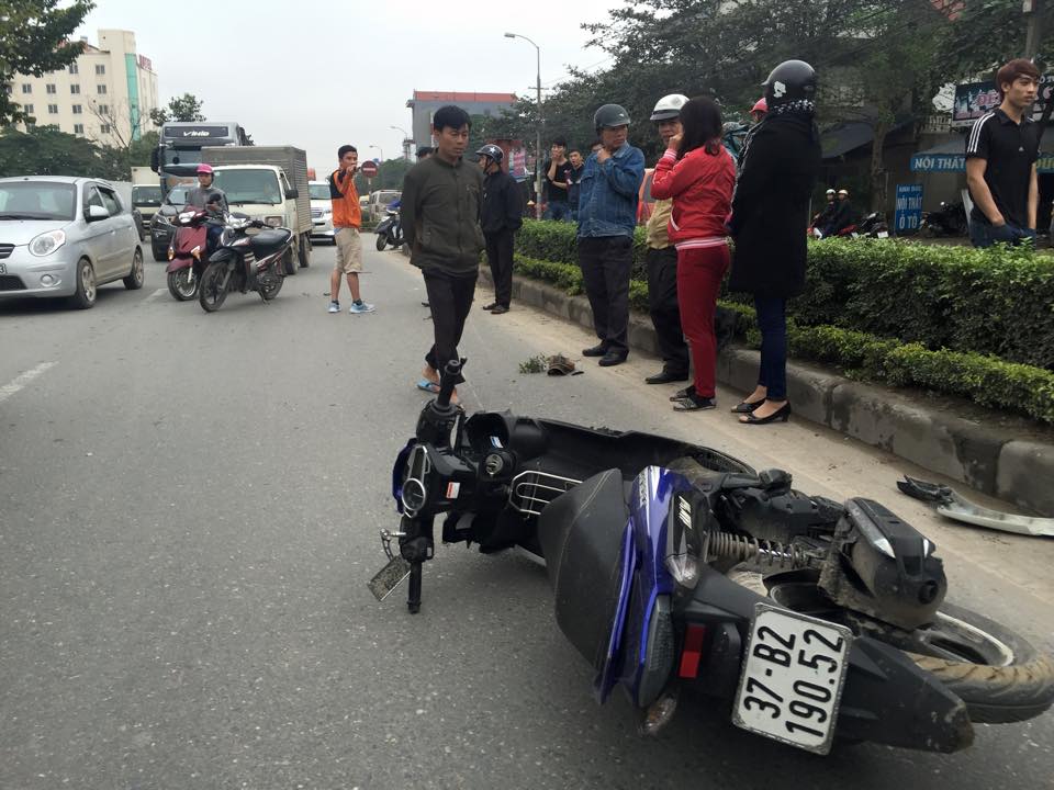 Chiếc xe m&aacute;y của nạn nh&acirc;n tại hiện trường vụ tai nạn giao th&ocirc;ng