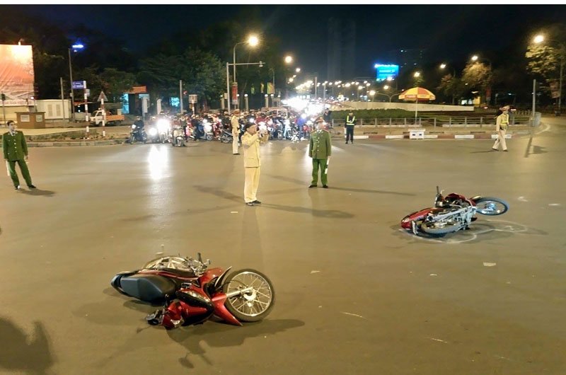 Hiện trường vụ &lsquo;xe đi&ecirc;n&rsquo; biển Nghệ An g&acirc;y tai nạn giao th&ocirc;ng nghi&ecirc;m trọng tr&ecirc;n phố H&agrave; Nội