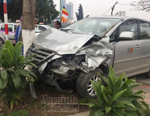 Phần đầu xe Innova biến dạng sau khi g&acirc;y tai nạn giao th&ocirc;ng li&ecirc;n ho&agrave;n