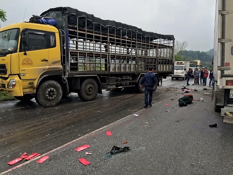 Thiệp mời đ&aacute;m cưới văng tung t&oacute;e tại hiện trường vụ tai nạn giao th&ocirc;ng thảm khốc