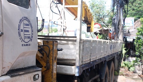 Chiếc xe cẩu tự tr&ocirc;i g&acirc;y tai nạn giao th&ocirc;ng