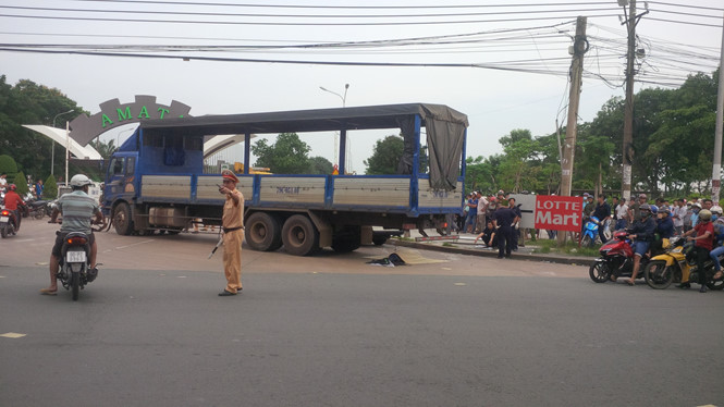 Sau khi gây tai nạn giao thông chết người, tài xế xe tải đã bỏ trốn khỏi hiện trường Sau khi gây tai nạn giao thông chết người, tài xế xe tải đã bỏ trốn khỏi hiện trường