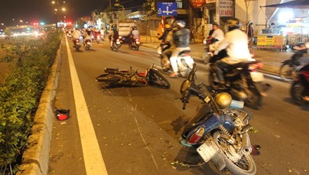 Hai t&ecirc;n cướp g&acirc;y tai nạn giao th&ocirc;ng sau khi giật t&uacute;i x&aacute;ch đang được c&ocirc;ng an gi&aacute;m s&aacute;t chặt chẽ