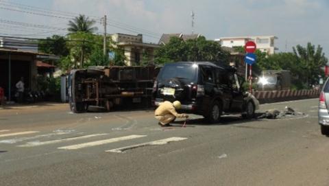 Lực lượng CSGT kh&aacute;m nghiệm hiện trường vụ tai nạn giao th&ocirc;ng giữa xe biển xanh v&agrave; xe tải
