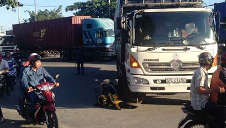 Chiếc xe m&aacute;y nằm kẹt dưới b&aacute;nh xe tải sau vụ tai nạn giao th&ocirc;ng bất ngờ