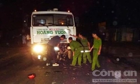 Lực lượng chức năng đang tiến h&agrave;nh xử l&yacute; hiện trường vụ tai nạn giao th&ocirc;ng