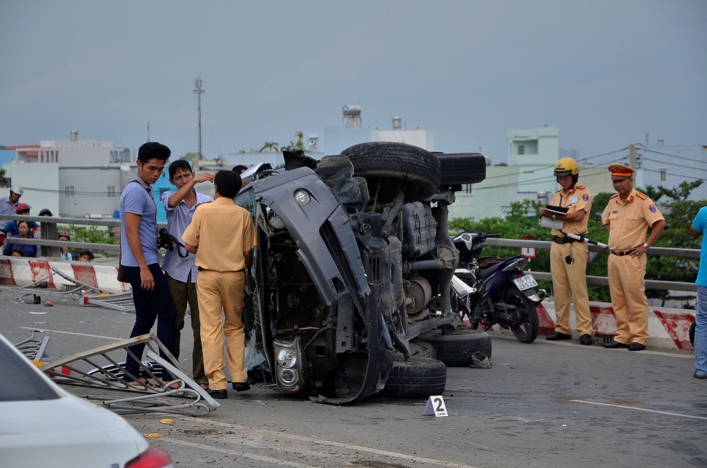 Ô tô Fortuner lật nghiêng tại hiện trường vụ tai nạn giao thông kinh hoàng trên cầu Lò Gốm