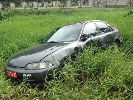 &Ocirc; t&ocirc; biển đỏ nằm dưới đ&aacute;m s&igrave;nh lầy