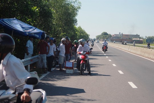 Sau tai nạn giao th&ocirc;ng, người d&acirc;n địa phương lập th&ugrave;ng quy&ecirc;n g&oacute;p hỗ trợ người xấu số